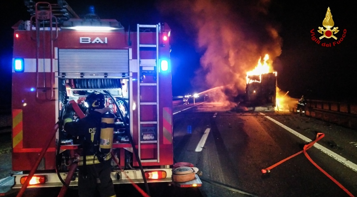 Incendio sulla A22