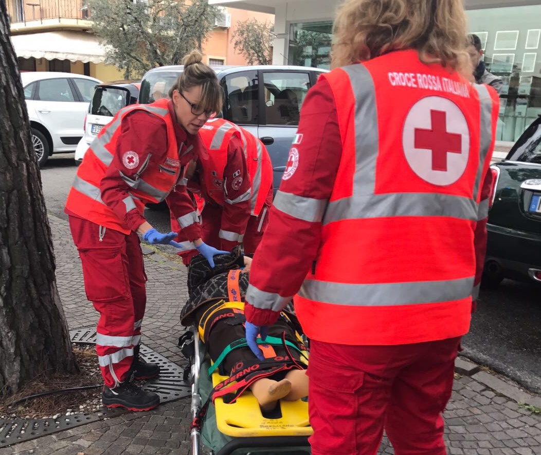 Inciampa nella radice sporgente: anziana ferita gravemente