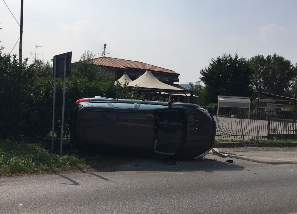 Incidente a Manerba, auto ribaltata