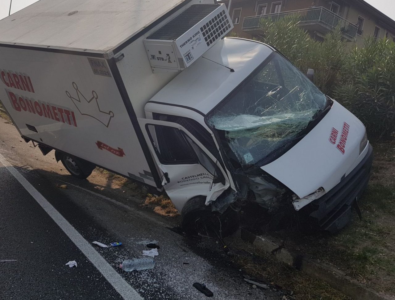 Incidente a Peschiera, furgone tampona camion