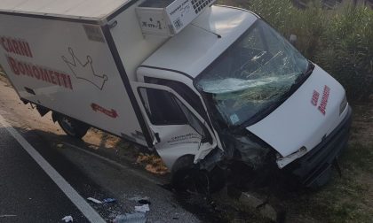 Incidente a Peschiera, furgone tampona camion