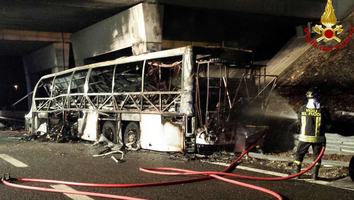 Incidente bus, ancora ignote le sorti dell’autista