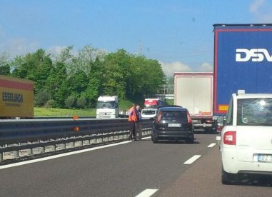 Incidente in autostrada, due chilometri di coda