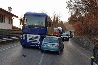 Incidente in via Europa, auto contro tir