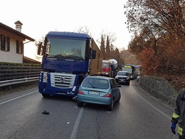 Incidente in via Europa, auto contro tir