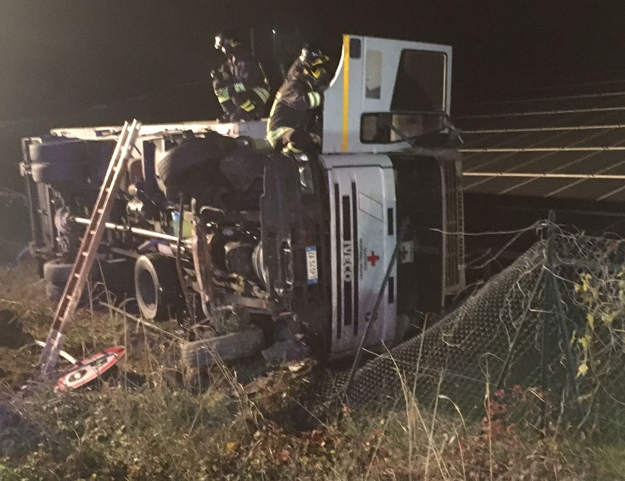 Incidente stradale a Castelnuovo, camion ribaltato