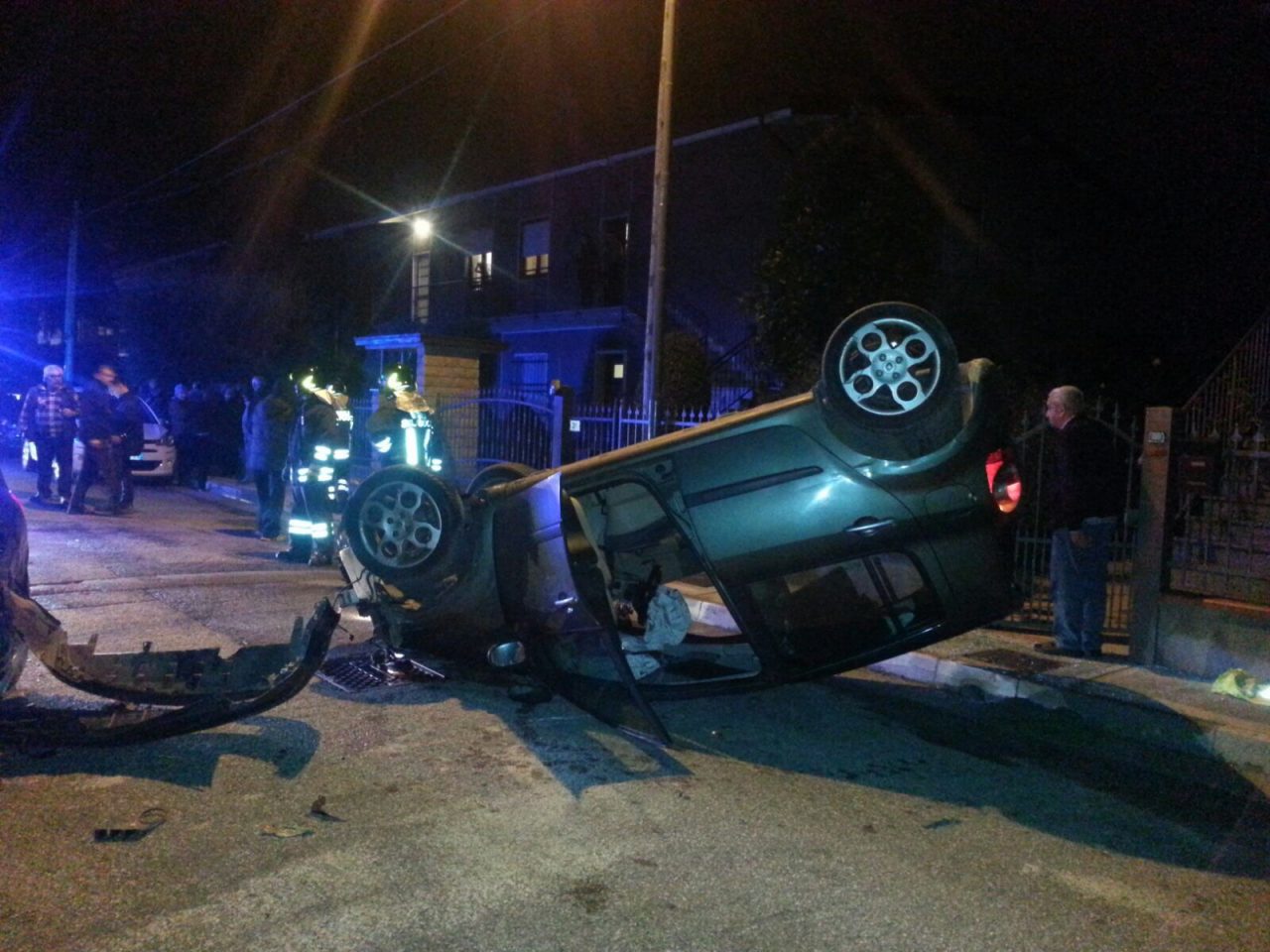 Scenografico incidente in via Caduti del Lavoro