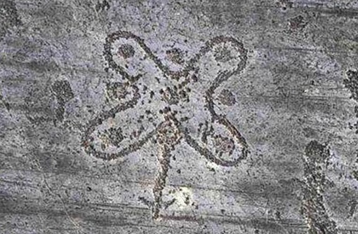 Incisioni rupestri sporcate da vernice spray