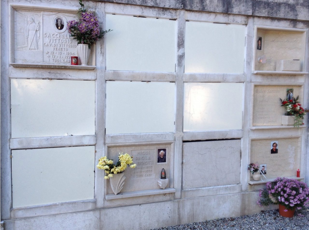 Incuria al cimitero di Lonato, la lettera shock