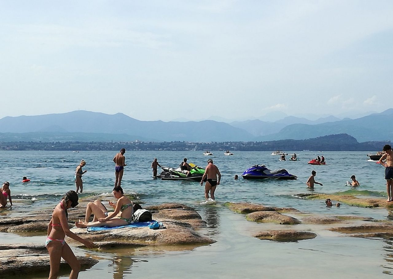 La Jamaica di Sirmione invasa da barche e moto d’acqua