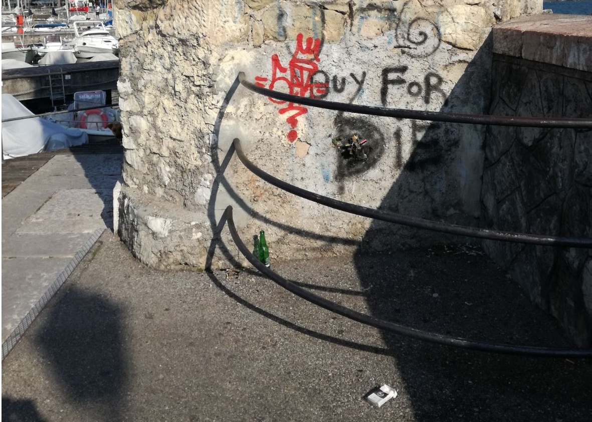 La bellezza della diga rovinata dai maleducati