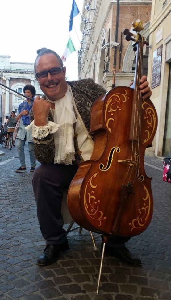 La doppia vita di Giuliano, il prof «artista»