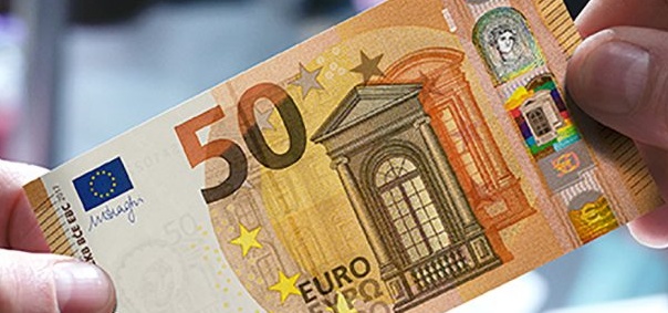 I giovani che fanno acquisti con cinquanta euro false