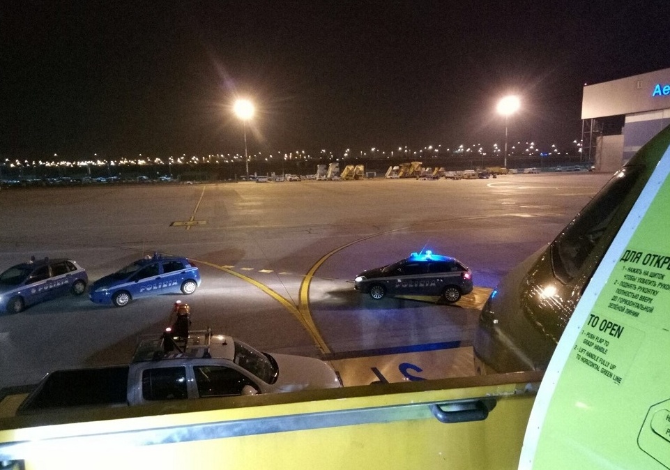 Lite sull’aereo, la Polizia blocca il volo