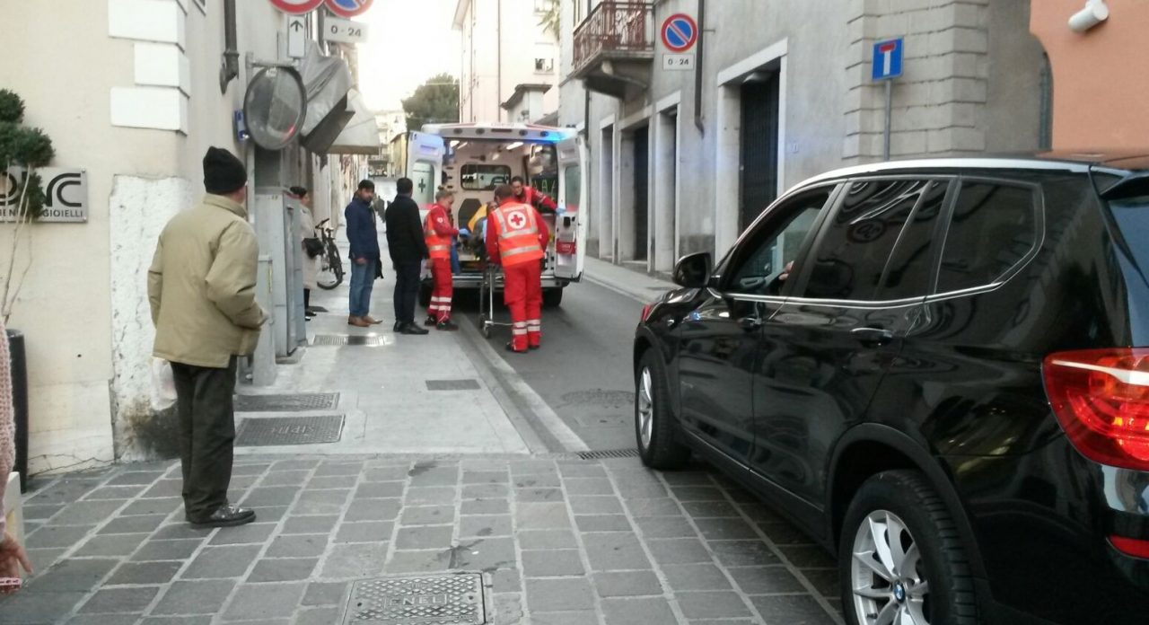 Lo accoltella e torna a casa