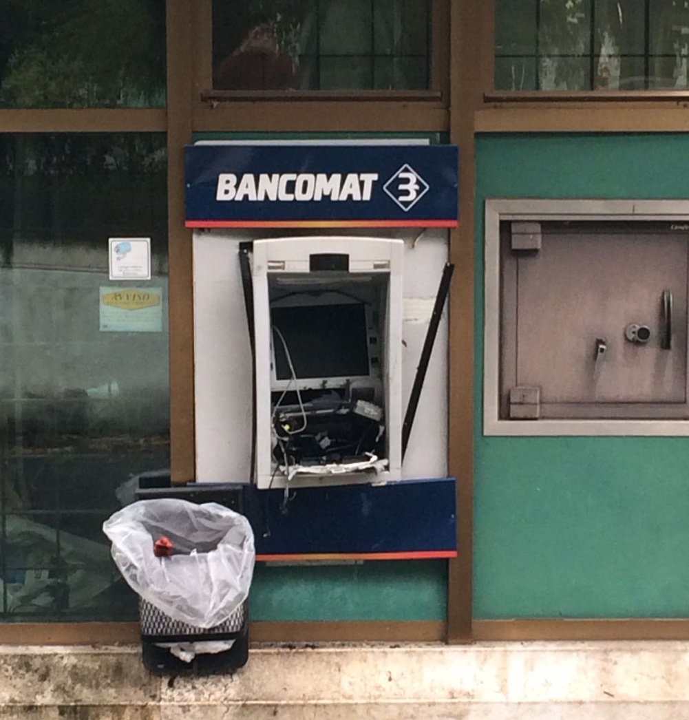 Lonato, fanno saltare bancomat nella notte
