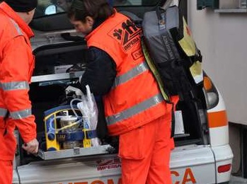 Malore in piazza, anziano in gravi condizioni