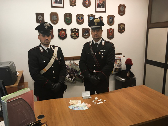 Pusher ansioso pizzicato dai carabinieri