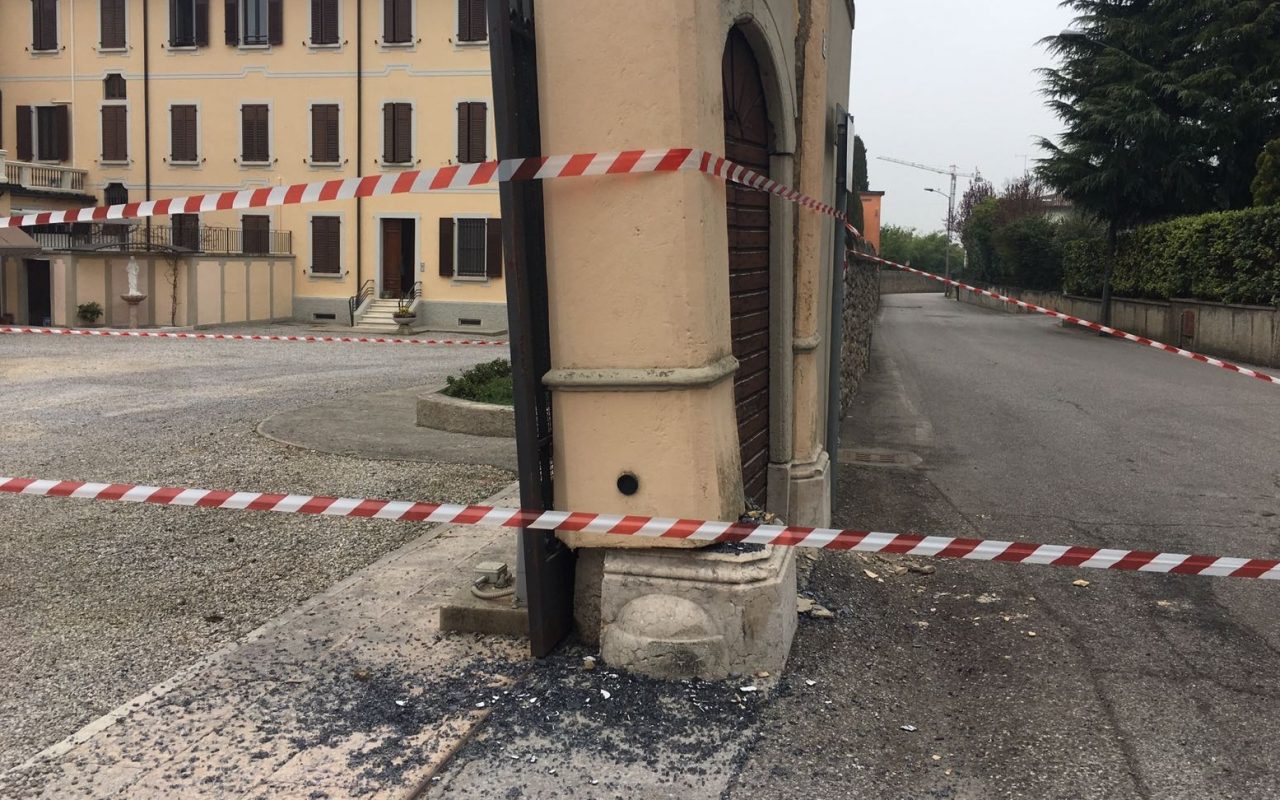 Manovra sbagliata, scuolabus distrugge muro