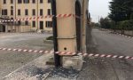 Manovra sbagliata, scuolabus distrugge muro