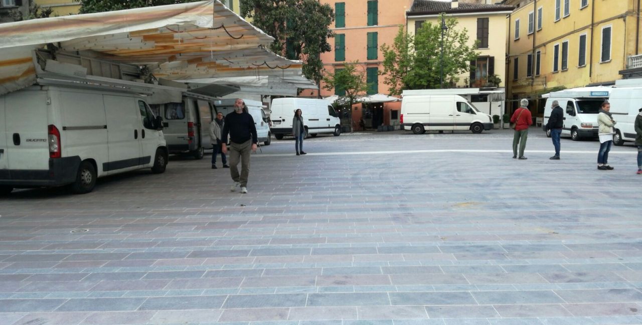Mercato, gli stagionali in piazza Cappelletti