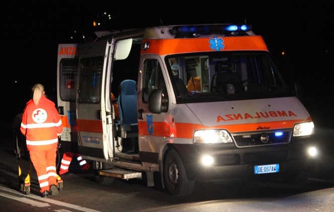 Migliorano le condizioni del 17enne caduto dal tetto