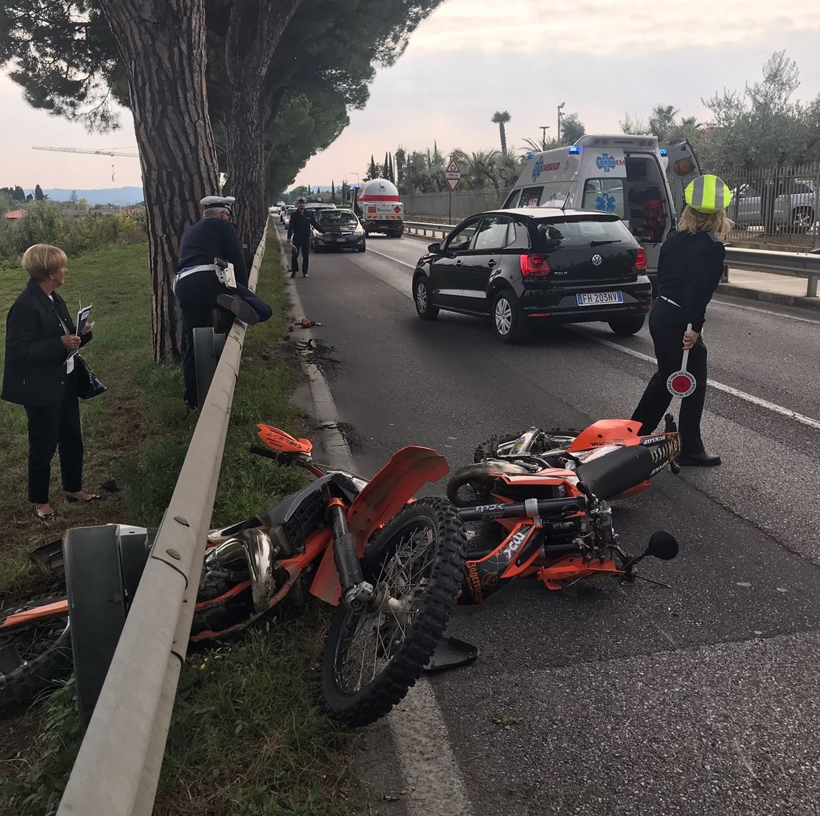 Moto si schiantano contro ambulanza