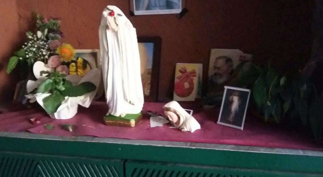 Nessuna pace per la statua della Madonna: prima danneggiata e ora rubata