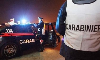 Ubriachi scappano all'alt dei carabinieri, la fuga finisce contro il guard rail
