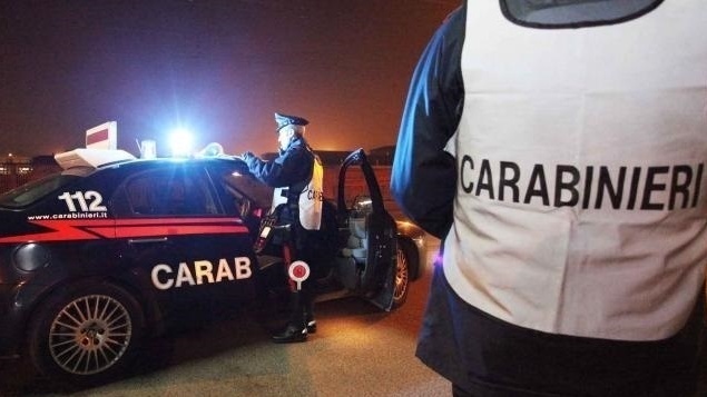Ubriaco, non si ferma all’alt e sfonda il cancello di una casa