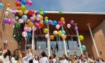 Palloncini e speranze per il futuro nella scuola