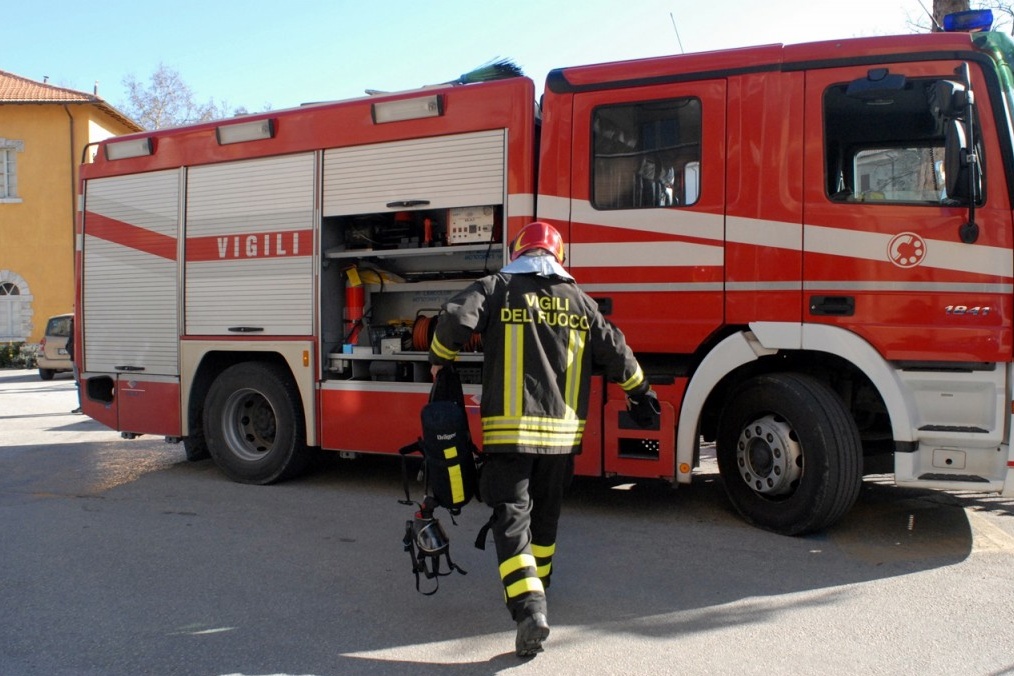 Paura sulla Gardesana: prende fuoco una spazzatrice