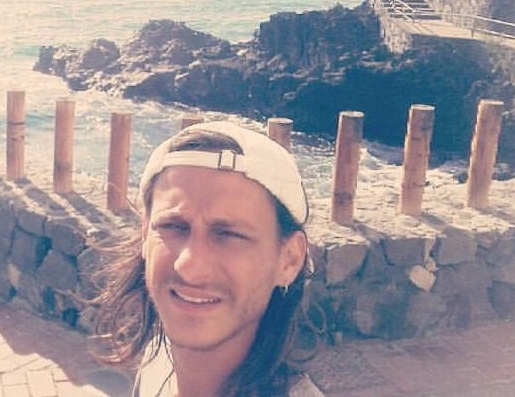 Perde i capelli per il tumore e diventa parrucchiere