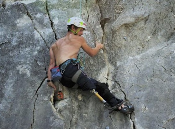 Perde un arto ma non demorde: ora scala le montagne