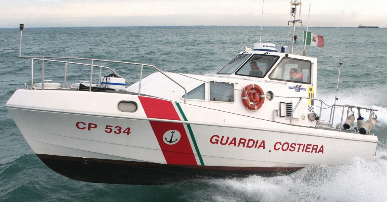 Peschiera, motoscafo rischia di affondare