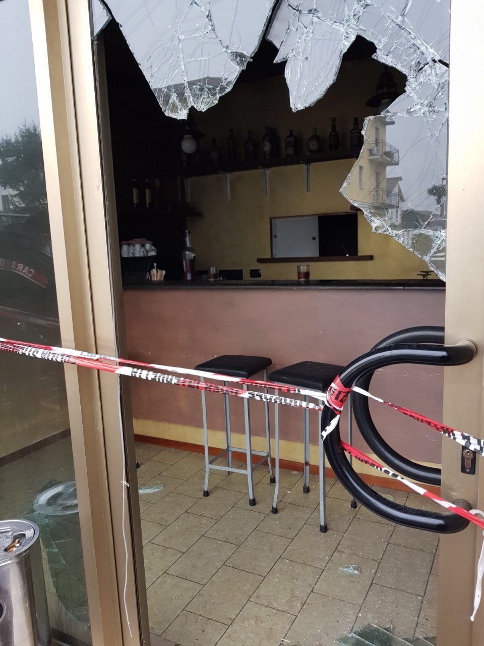 Brutto risveglio per la piadineria Distrutte le vetrate