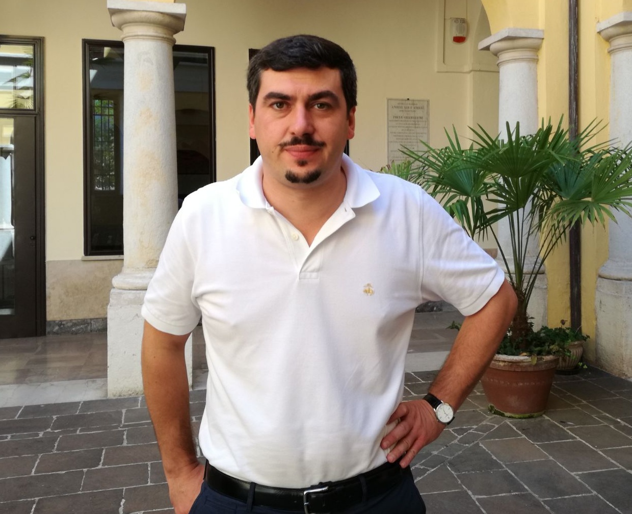 «Più decoro. Restrizioni agli addii al celibato»