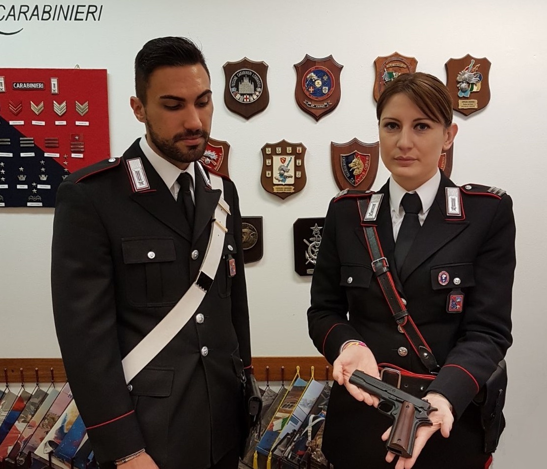 Preso con arnesi da scasso e una pistola