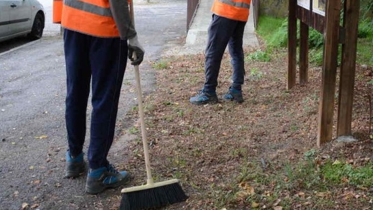 Profughi al lavoro per pulire