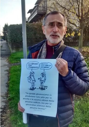 Protesta da solo contro l’intolleranza a Desenzano