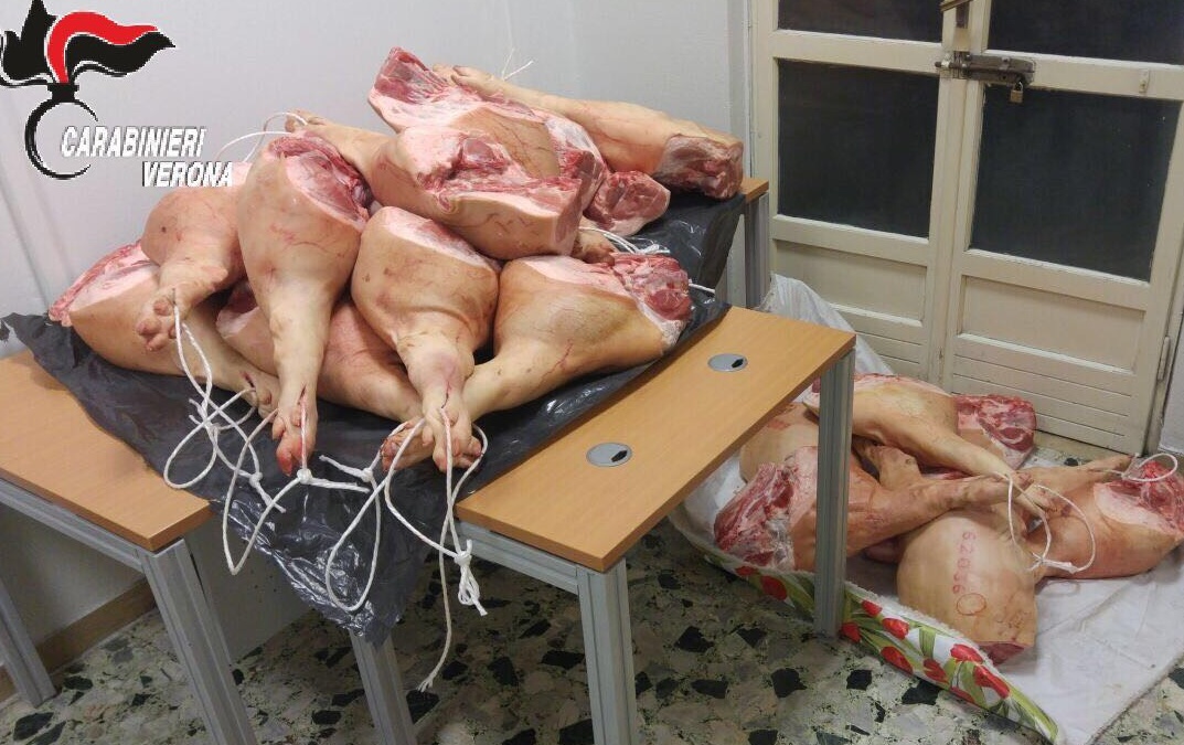 Cosce di maiale in auto, denunciati