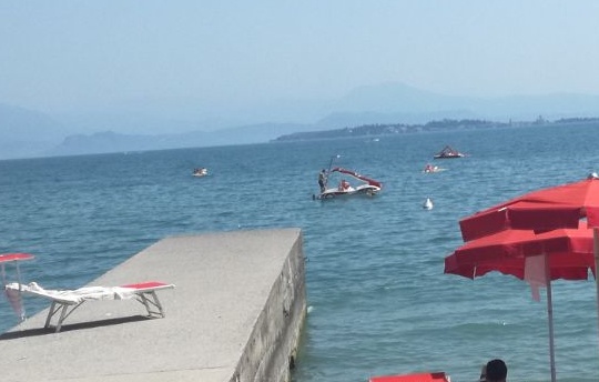 Tuffo alla Feltrinelli, giovane rischia la paralisi