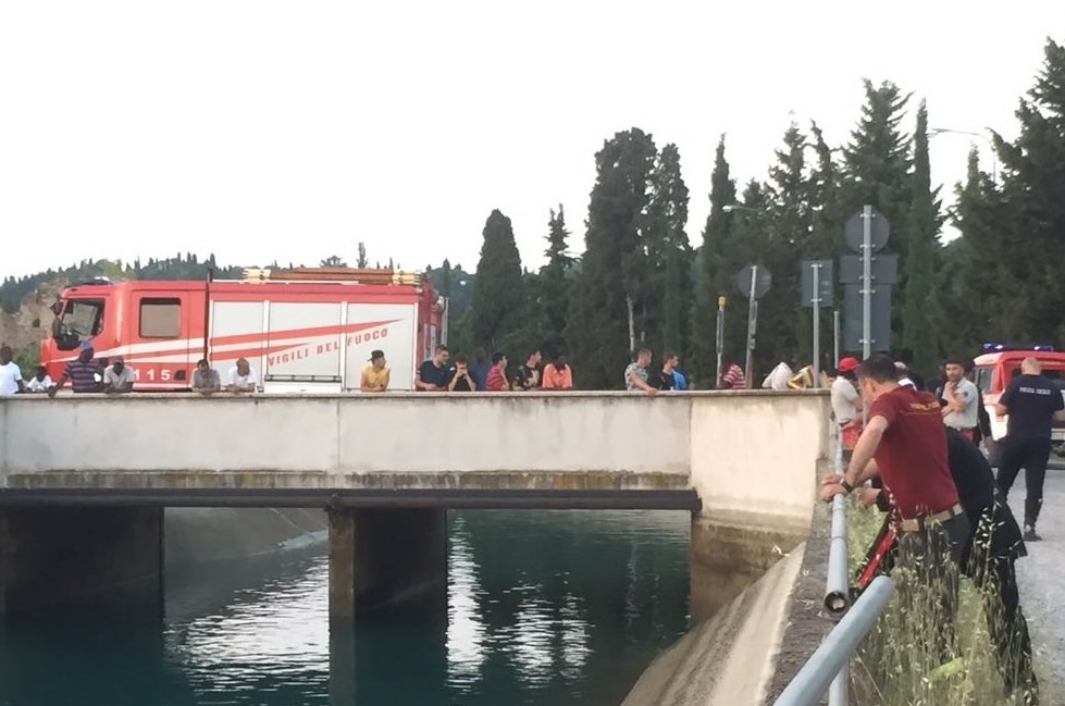 Ragazzo nel canale, ricerche ancora in corso