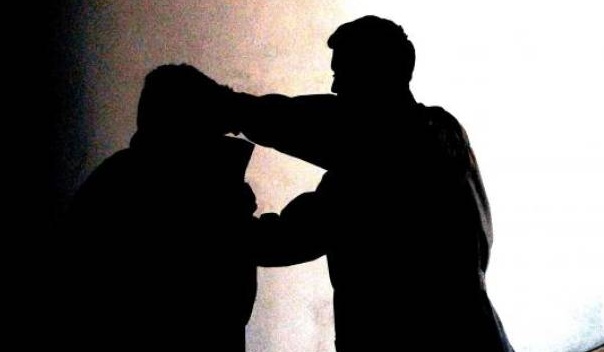 Raid contro il bar: aggrediscono il proprietario e devastano il locale