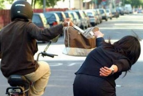 Gli puntano un coltello alla gola e rubano portafoglio e cuffiette dell’Iphone, arrestato uno dei tre rapinatori