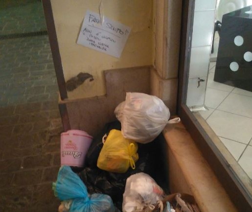 Rifiuti abbandonati: “Fate schifo!”