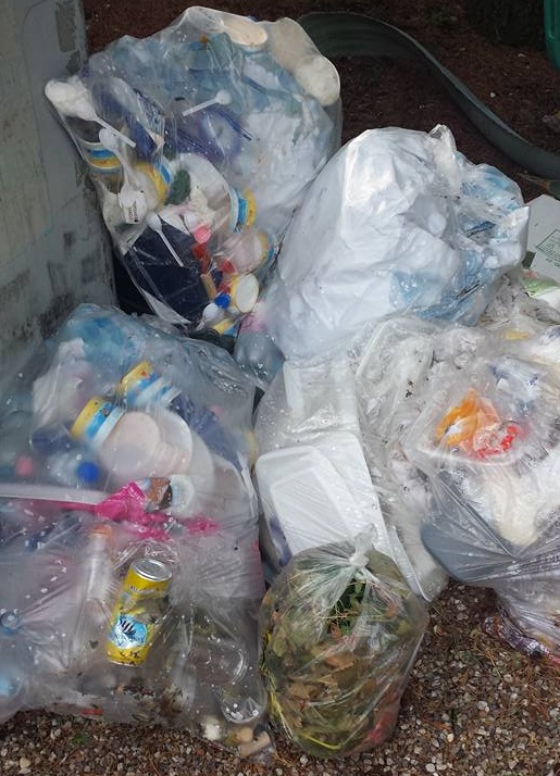 Rifiuti al cimitero, ma questa volta niente inciviltà