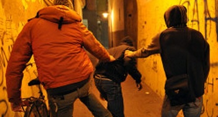 Spinte, minacce e furti ai danni di coetanei: in manette due minorenni