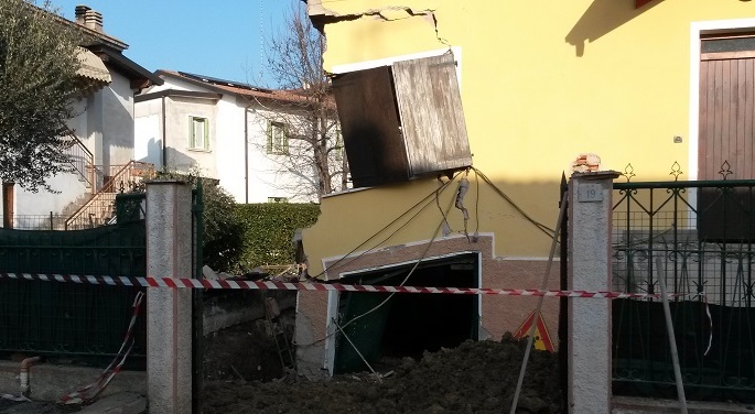 Rivoltella: crolla casa, operaio miracolato