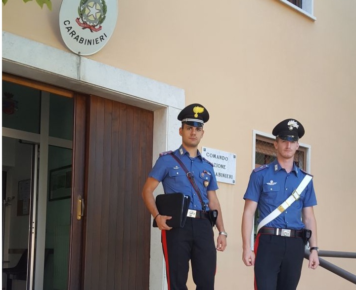 Ruba allo spacciatore: arrestati entrambi